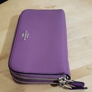 Coach cell Phone Wallet👛💜🥰
